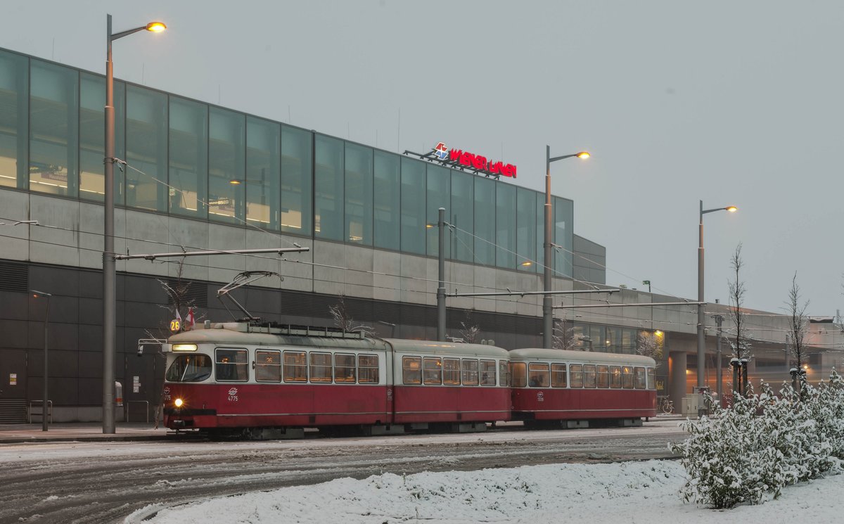 4775+1339 im ersten Schnee 2017/18 in der Schleife Hausfeldstraße.

Wien, 30.11.2017