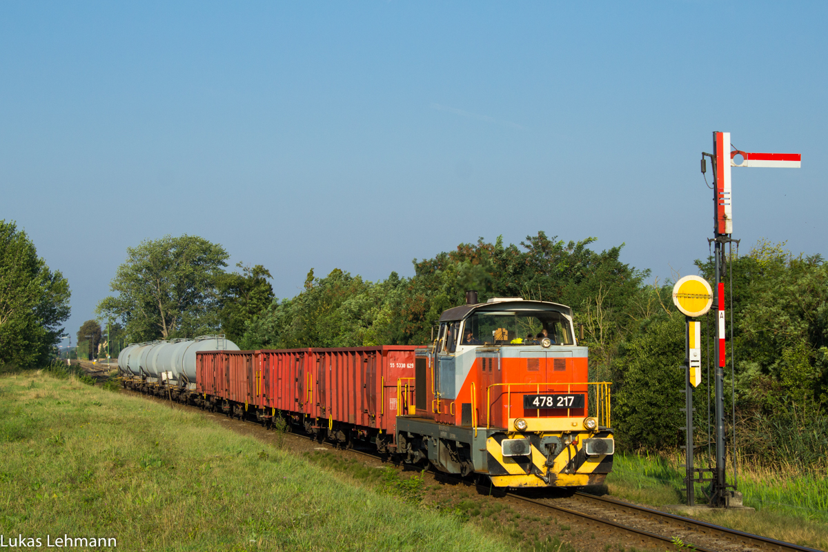 478 217 zieht einen kurzen gemischten Güterzug in Mezölak, 24.08.2015