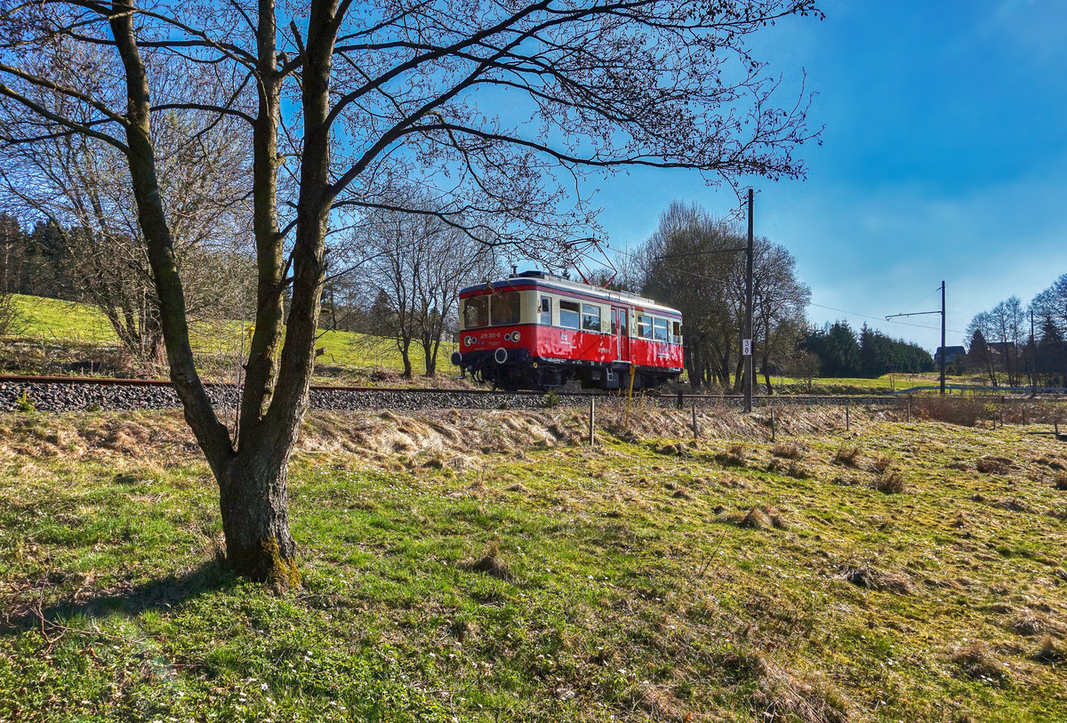 479 201-6 fährt als RB 29945 (Cursdorf - Lichtenhain an der Bergbahn) kurz nach der Haltestelle Cursdorf vorüber.
Aufgenommen am 9.4.2017.