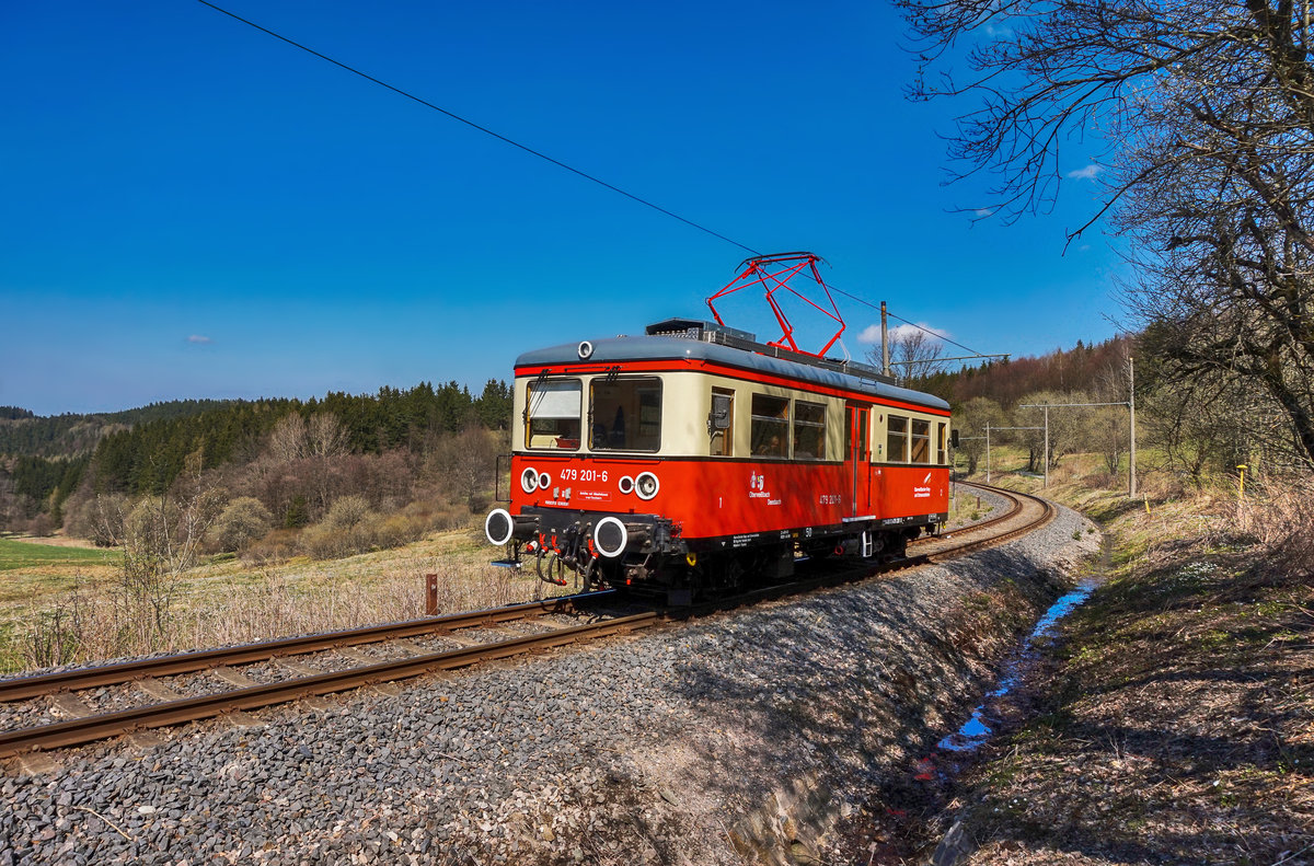 479 204-6 fährt kurz vor der Endhaltestelle Cursdorf alss RB 29934 aus Lichtenhain (a d Bergbahn) vorüber.
Aufgenommen am 9.4.2017.