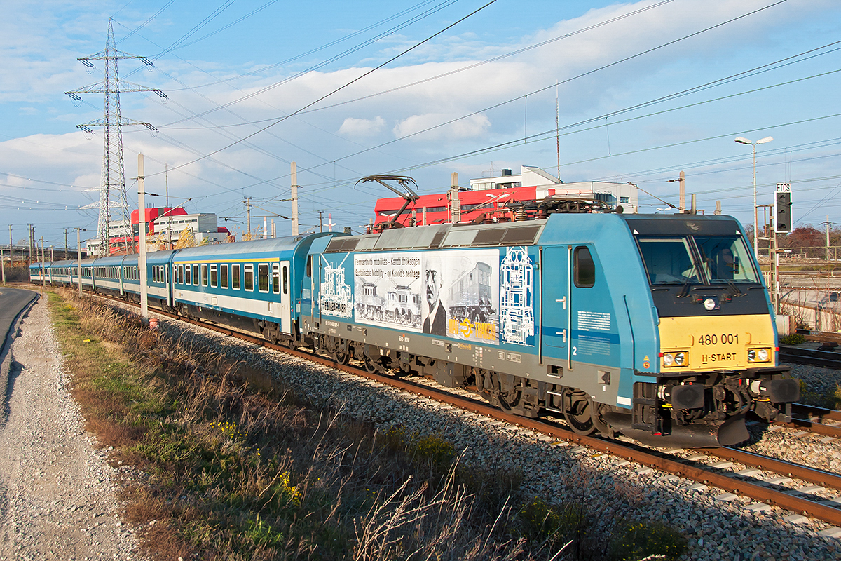 480 001, bringt den EC 145  Lehar  von Wien nach Budapest. Die Aufnahme entstand am 18.11.2017 in Wien beim Zentrlaverschiebebahnhof.