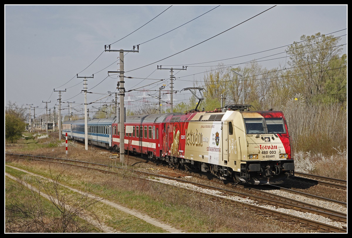 480 003 mit Eurocity bei Götzendorf am 2.04.2019.