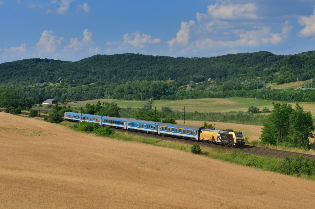 480 005 mit EC 145 am 02.07.2016 bei Szárliget. 