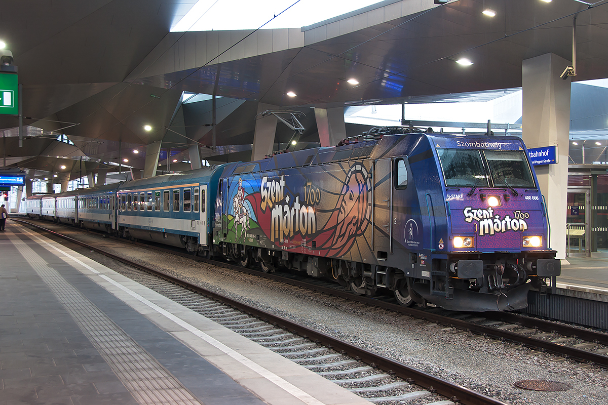 480 006 'Szent Márton' während eines Gewitterregens kurz vor der Abfahrt mit dem 
Schnellzug 145  Lehar  nach Budapest in Wien Hauptbahnhof. Die Aufnahme entstand am 01.09.2018.