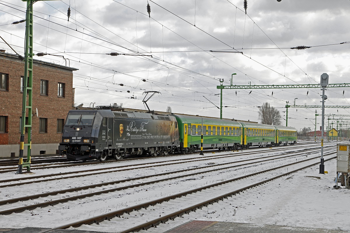480 007 fährt am 12.01.2017 mit einem Intercity in den Bahnhof Sopron ein.