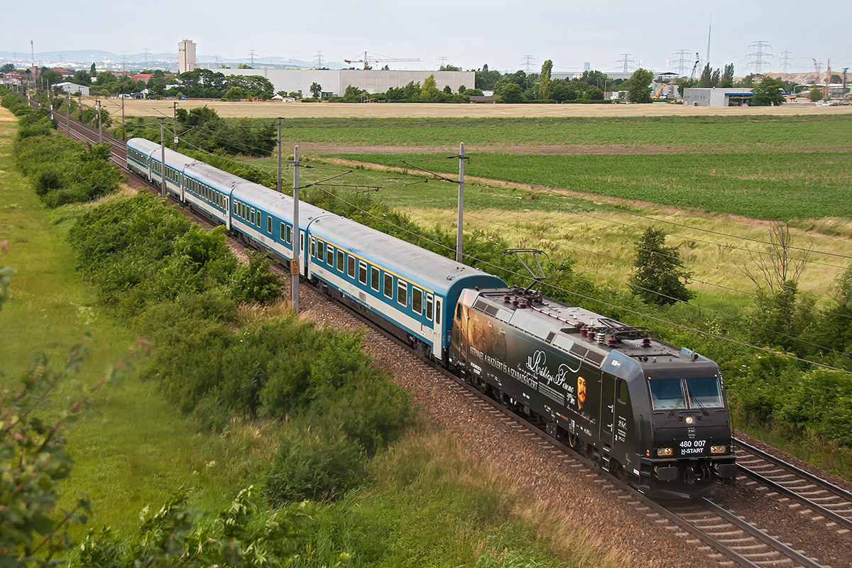 480 007 (Rákóczi Ferenc) brachte am 12.06.2017 den EC 145  Lehar  von Wien nach Budapest. Die Aufnahme entstand kurz nach Himberg.