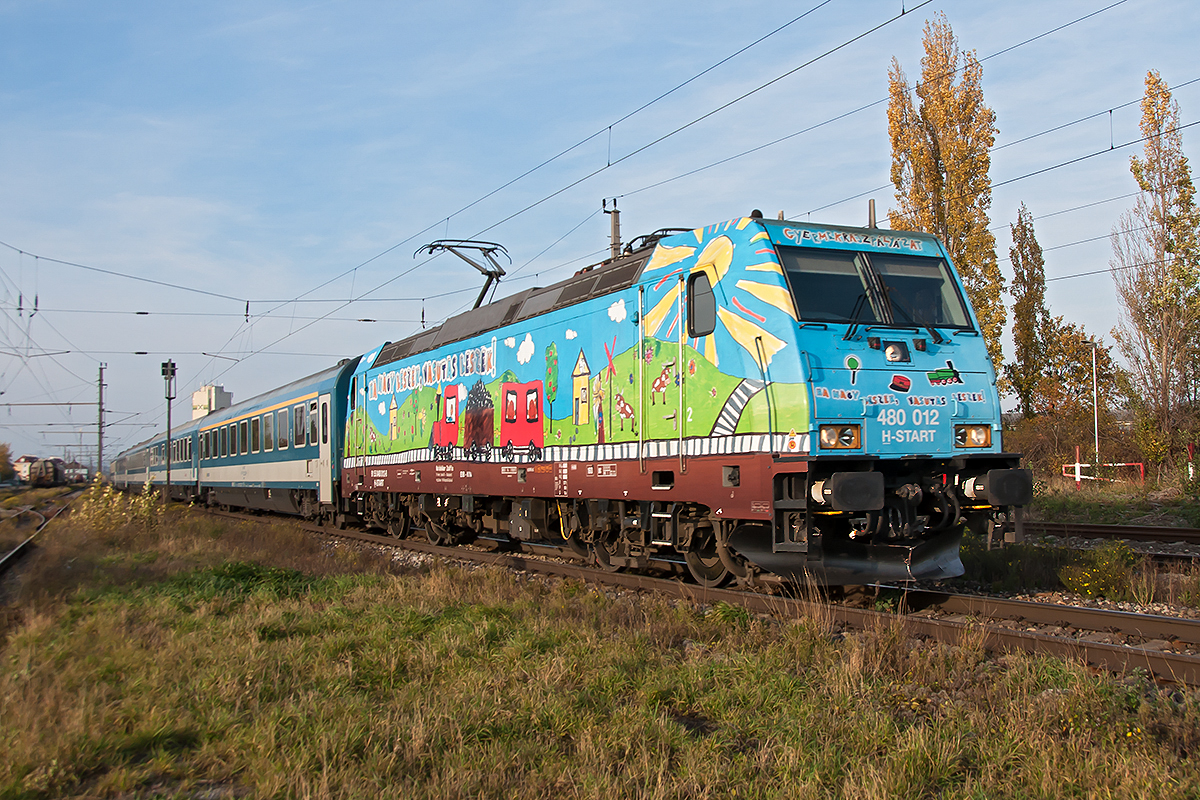 480 012, mit dem EC 145 fährt in der bereits tief stehenden Herbstsonne durch Himberg. Das Foto entstand am 03.11.2017.