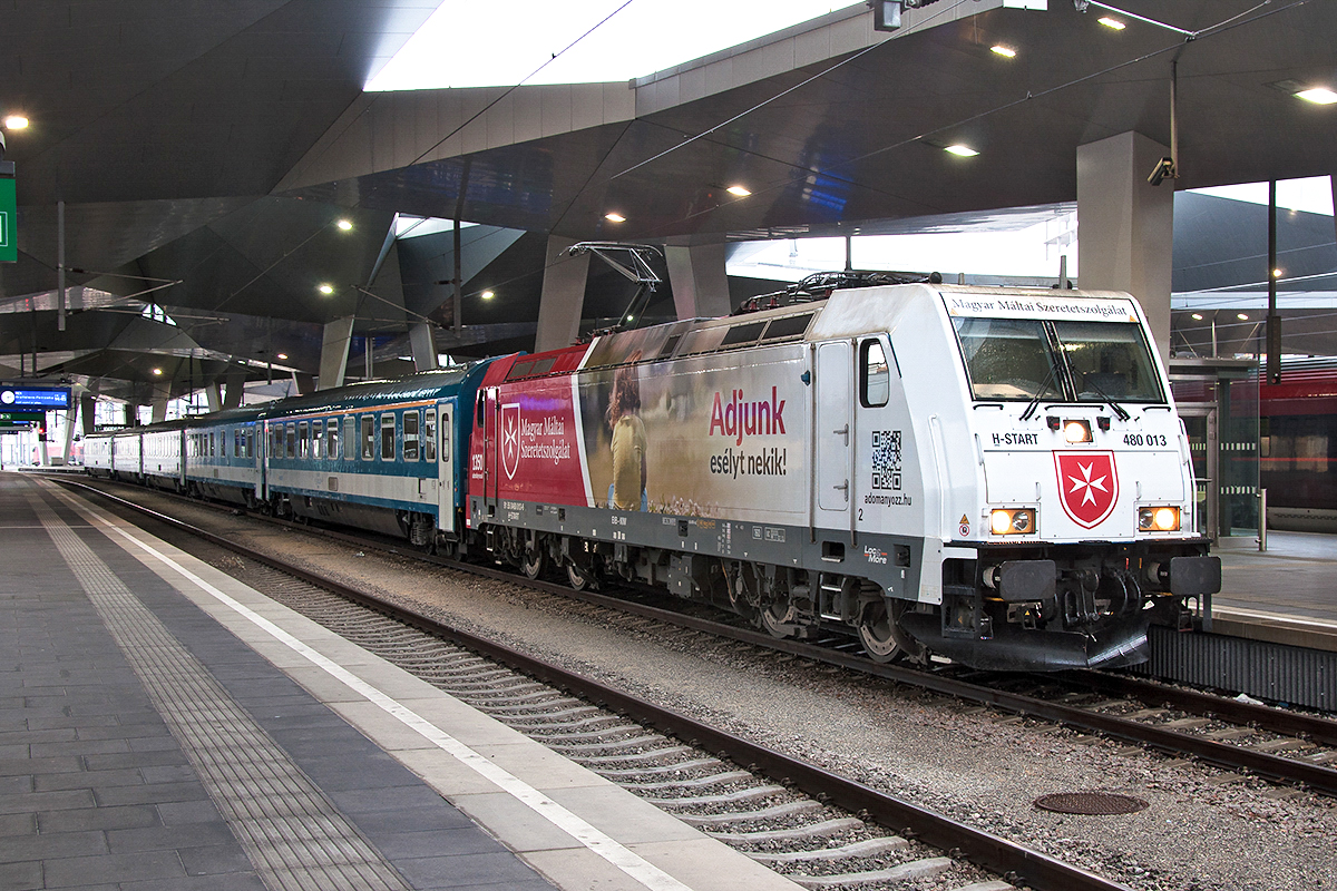 480 013 mit dem EC 145  Lehar  in Wien Hauptbahnhof, kurz vor der Abfahrt, am 17.09.2017.