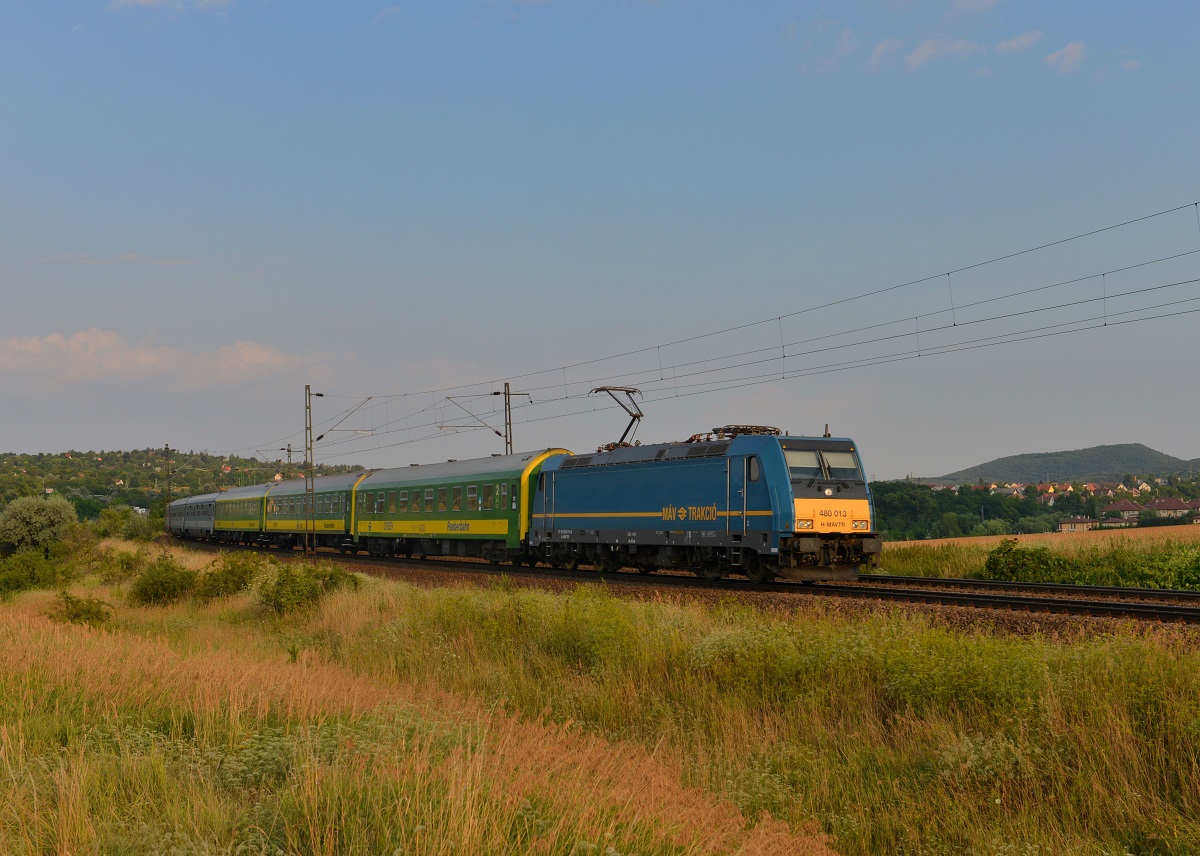 480 013 mit einem IC nach Sopron / Szombathely am 27.07.2013 bei Biatorbágy.