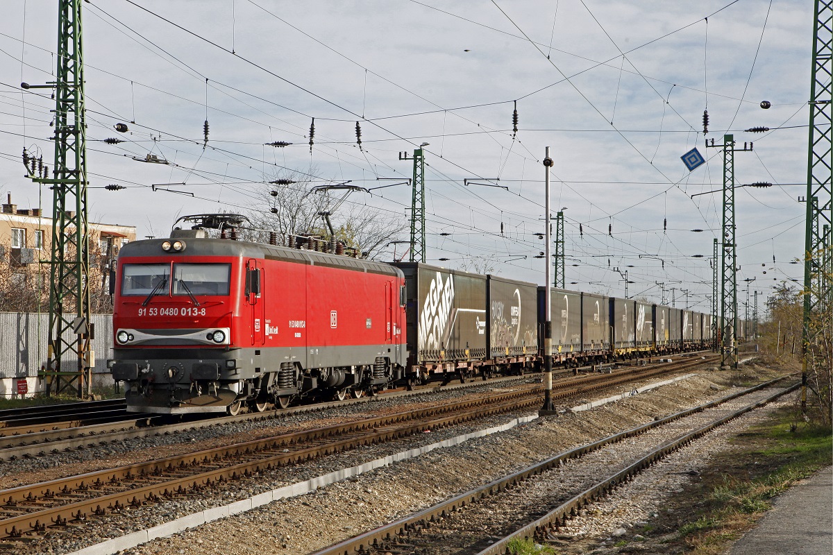 480 013 mit Güterzug in Hegyeshalom am 16.11.2015.