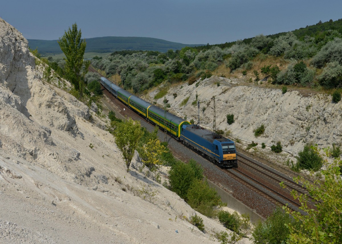480 018 mit einem IC nach Budapest am 27.07.2013 bei Szr.