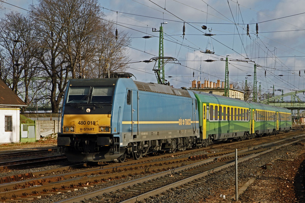 480 019 fährt am 27.11.2017 mit einen Intercity in den Bahnhof Komarom ein.