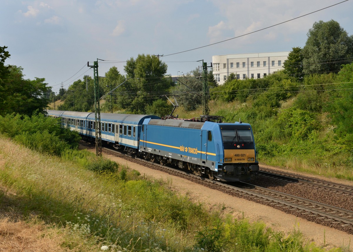 480 021 mit einem D nach Budapest am 27.07.2013 bei Biatorbgy.