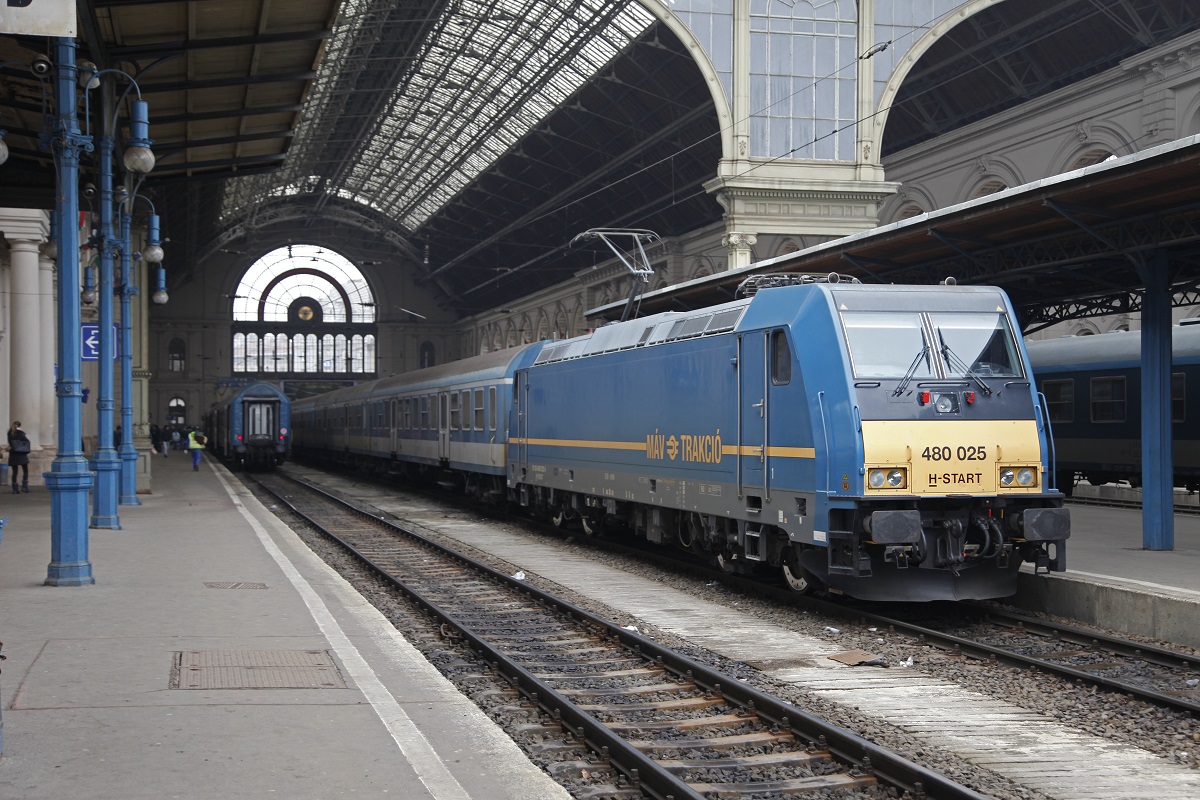 480 025 steht am 29.01.2015 mit einem Reisezug in der Halle des Bahnhofes Budapest Keleti.
