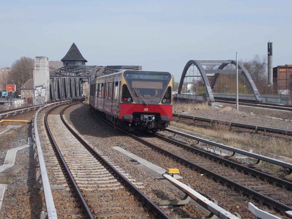 480 552 überquerte,am 11.April 2015,nachdem Verlassen von Berlin Treptower Park,die Spree.