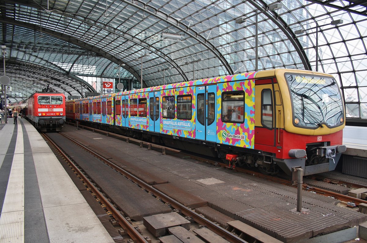 481 019-8 steht am 31.7.2016 als S7 von Potsdam Hauptbahnhof nach Berlin Ostbahnhof im Berliner Hauptbahnhof. Im Hintergrund wartet 143 306-9 mit einer RB14 (RB18928)  Airport-Express  von Berlin Schönefeld Flughafen nach Nauen.