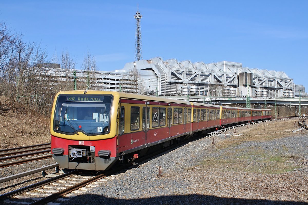 481 251-7 erreicht am 18.3.2018 als S41 Ringbahn ↻ den Bahnhof Berlin Westkreuz.