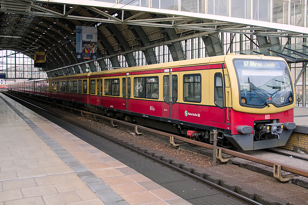 481 300-2, ADtranz (Hen) 481 300-2, Baujahr 2001, Eigentümer: S-Bahn Berlin, Bh Berlin-Friedrichsfelde, 18.12.2013, Berlin Alexanderplatz 