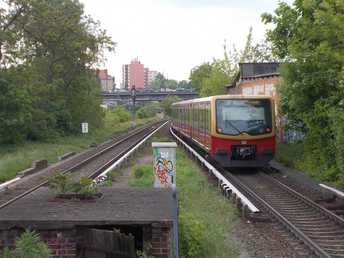 481 320 bei der Ausfahrt aus Berlin Yorckstraße am 23.Mai 2015.