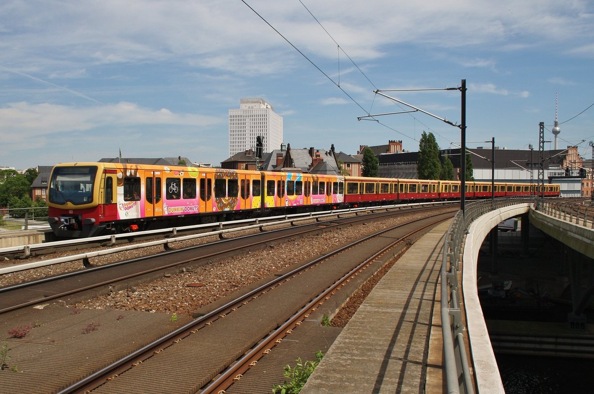 481 470-3 erreicht am 28.5.2017 als S75 von Berlin Wartenberg nach Berlin Westkreuz den Berliner Hauptbahnhof.