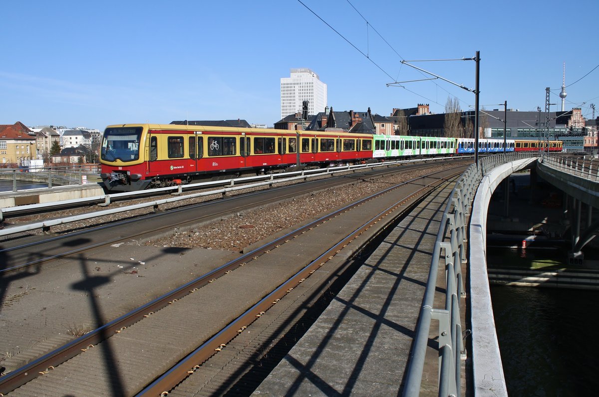481 485-1 erreicht am 18.3.2018 als S5 von Strausberg Nord nach Berlin Westkreuz den Berliner Hauptbahnhof. 
