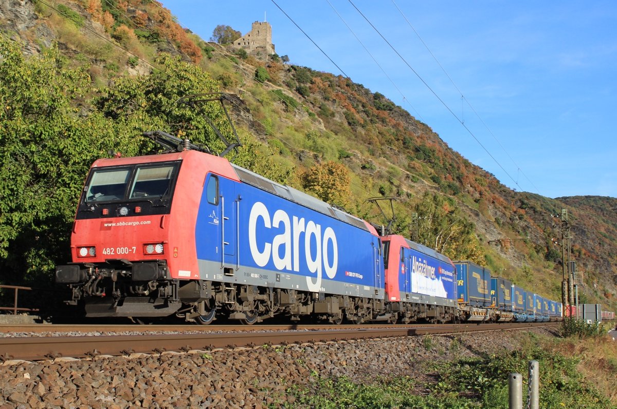 482 000-7 und 482 026-2 mit KLV-Zug am 26.09.2018 bei Kamp-Bornhofen. Oben auf dem Berg thront Burg Liebenstein.