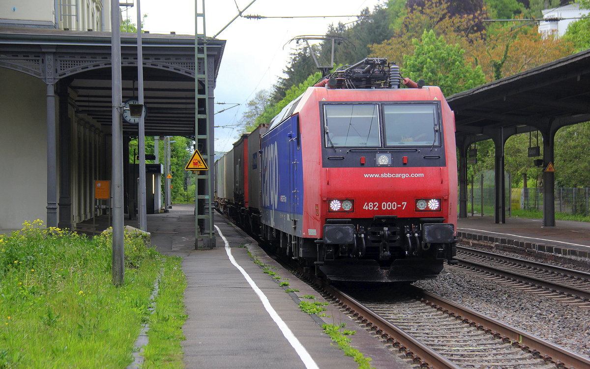 482 000-7  Köln  von SBB-Cargo kommt mit einem Ewals-Cargo-Zug aus Novara(I) nach Köln-Eifeltor(D) und kommt aus Richtung Koblenz und fährt durch Rolandseck in Richtung Bonn,Köln. Aufgenommen vom Bahnsteig in Rolandseck. 
Am Nachmittag vom 9.5.2019. 
