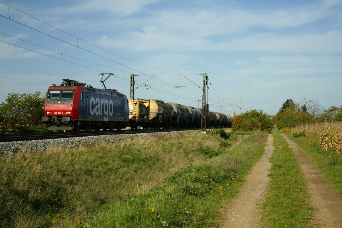 482 000-7 mit einem gemischten Kessel- und Kesselcontainerzug am Nachmittag des 19.10.13 bei Hgelheim. Der Zug ist Richtung Basel/Weil am Rhein unterwegs.