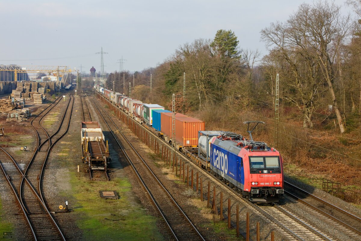 482 000-7 SBB Cargo mit Containerzug in Duisburg Wedau, Januar 2023.