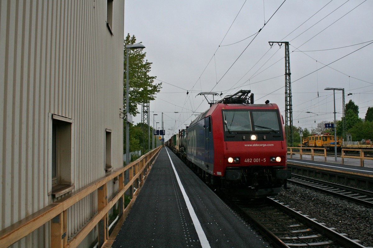 482 001-5 mit einem gemischten Gterzug auf dem Weg gen Norden am Morgen des 18.04.14 im Bahnhof Mllheim (Baden).