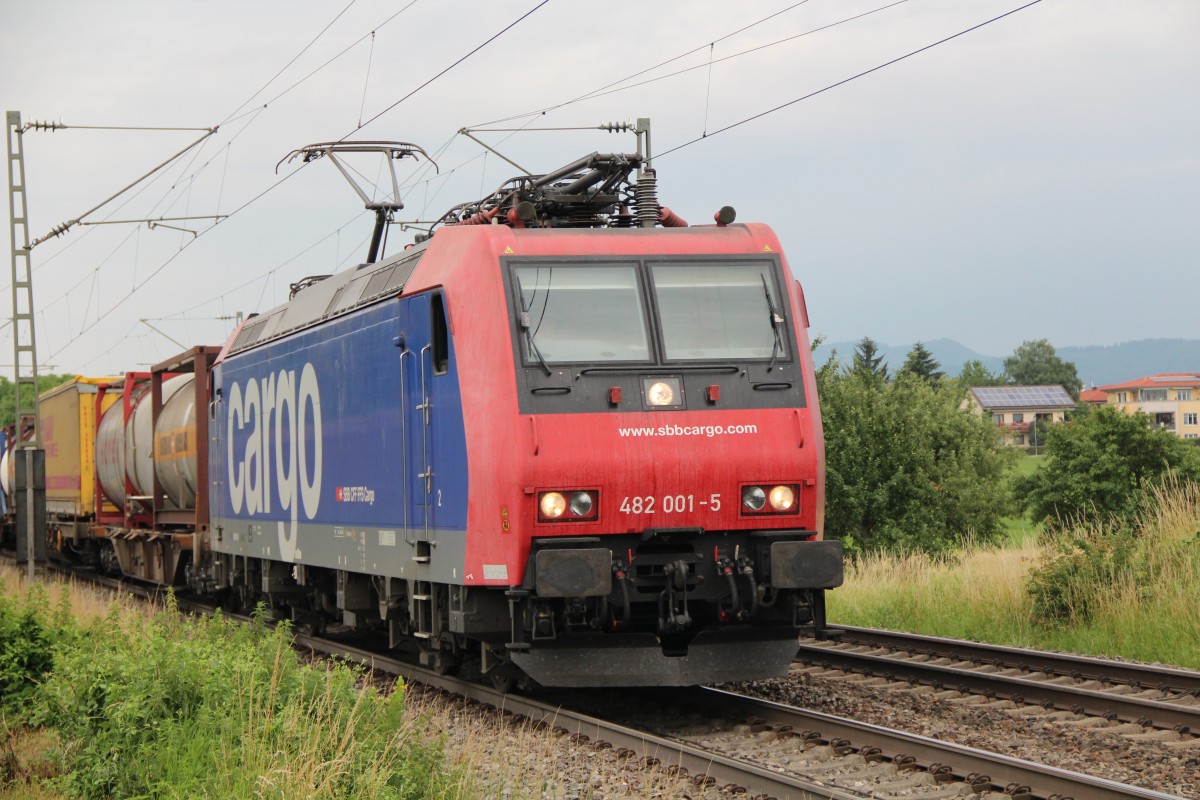 482 001-5 mit gemischten Güterzug am 16.06.2015 Richtung Süden in Bad Krozingen.