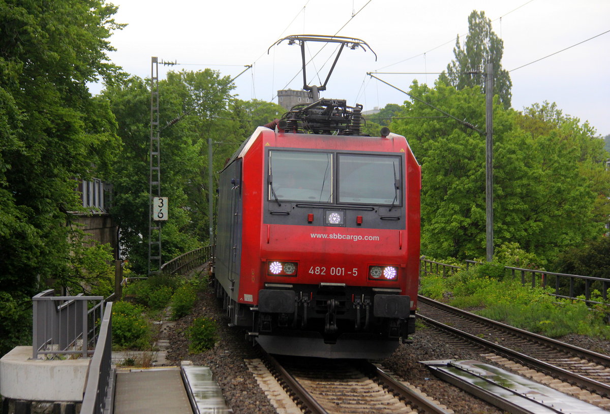 482 001-5 von der SBB-Cargo kommt aus Richtung Aachen-West mit einem Containerzug aus Antwerpen-Oorderen(B) nach Gallarate(I) und fährt durch Aachen-Schanz in Richtung Aachen-Hbf,Aachen-Rothe-Erde,Stolberg-Hbf(Rheinland)Eschweiler-Hbf,Langerwehe,Düren,Merzenich,Buir,Horrem,Kerpen-Köln-Ehrenfeld,Köln-West,Köln-Süd. Aufgenommen vom Bahnsteig von Aachen-Schanz.
Bei Regenwetter am Morgen vom 8.5.2019.