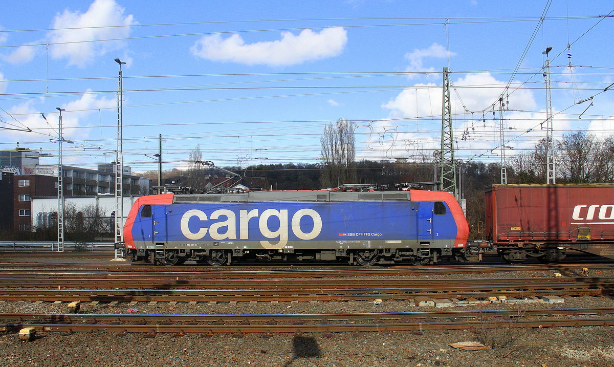 482 001-5 von der SBB-Cargo kommt aus Richtung Köln,Aachen-Hbf,Aachen-Schanz mit einem Containerzug aus Novara(I) nach Genk-Zuid Haven(B) und fährt in Aachen-West ein. Aufgenommen vom Bahnsteig in Aachen-West. Bei Sonne und Wolken am Nachmittag vom 27.3.2016. 