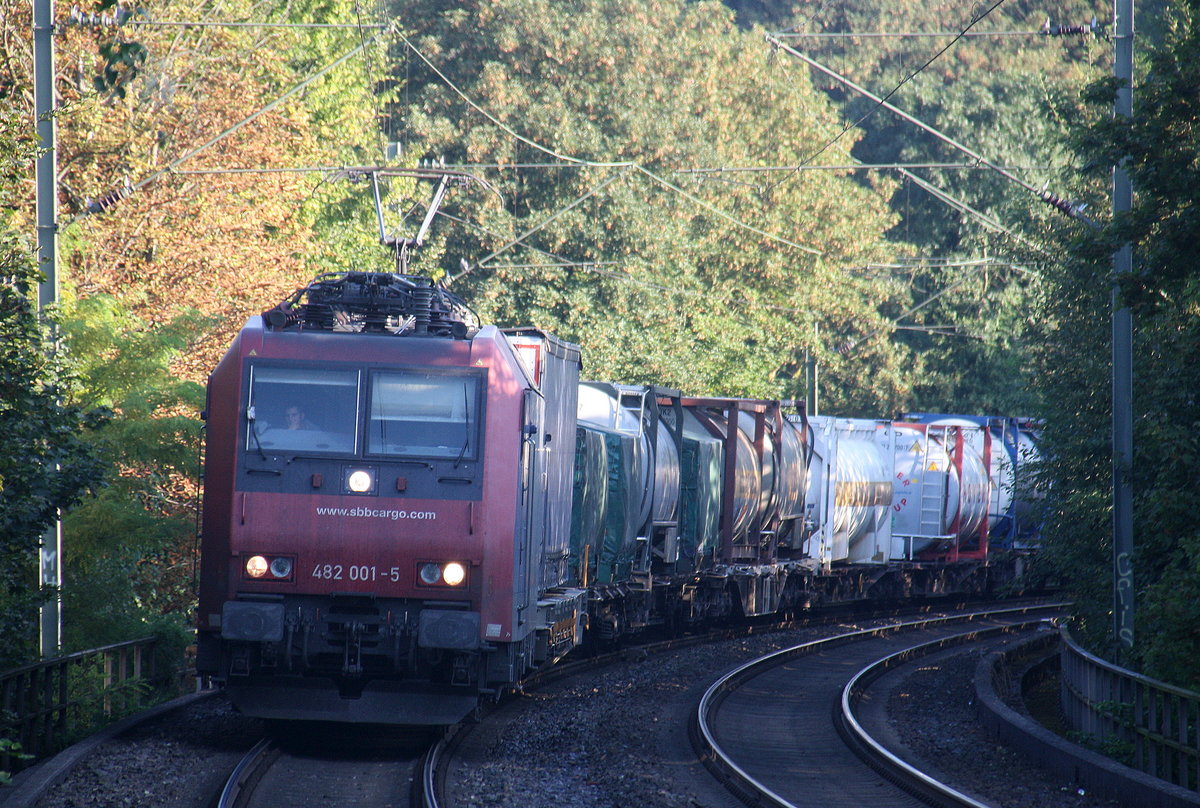 482 001-5 von der SBB-Cargo  kommt aus Richtung Aachen-West mit einem Containerzug aus Antwerpen-Oorderen(B) nach Gallarate(I) und fährt durch Aachen-Schanz in Richtung Aachen-Hbf,Aachen-Rothe-Erde,Stolberg-Hbf(Rheinland)Eschweiler-Hbf,Langerwehe,Düren,Merzenich,Buir,Horrem,Kerpen-Köln-Ehrenfeld,Köln-West,Köln-Süd. Aufgenommen vom Bahnsteig von Aachen-Schanz. 
Am einem schönem Sommermorgen vom 6.9.2016.