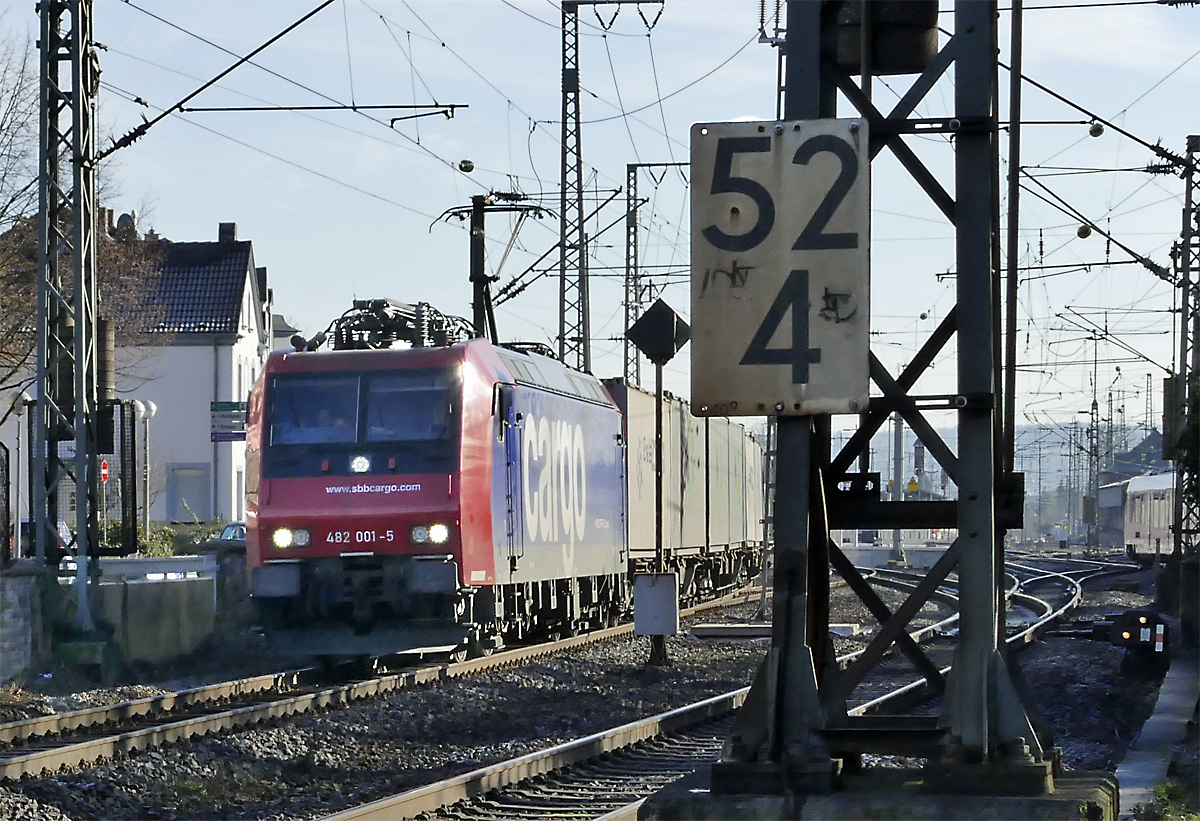 482 001-5 sbbcargo Containerzug durch den Bf Remagen - 19.01.2019