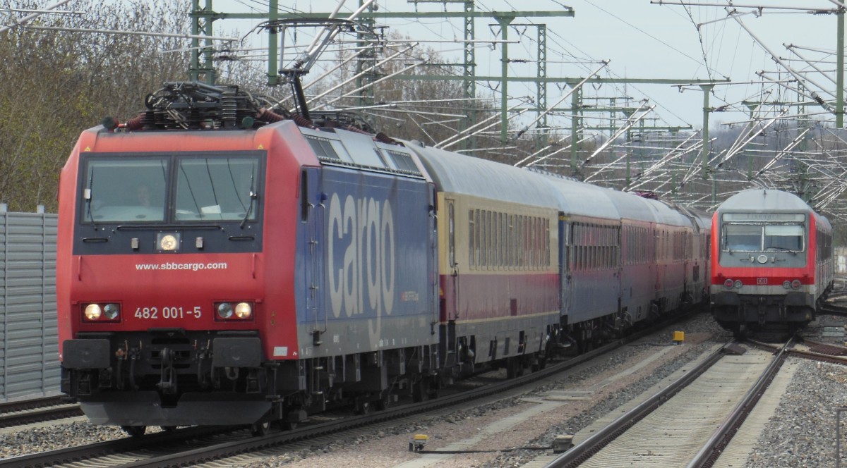482 001 mit dem Rheingold Sonderzug bei der Einfahrt in Erfurt Hbf.
20.04.2013