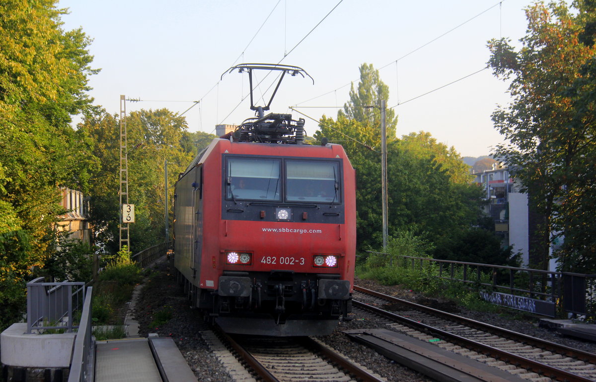 482 002-3 von der SBB-Cargo kommt aus Richtung Aachen-West mit einem Containerzug aus Antwerpen-Oorderen(B) nach Gallarate(I) und fährt durch Aachen-Schanz in Richtung Aachen-Hbf,Aachen-Rothe-Erde,Stolberg-Hbf(Rheinland)Eschweiler-Hbf,Langerwehe,Düren,Merzenich,Buir,Horrem,Kerpen-Köln-Ehrenfeld,Köln-West,Köln-Süd. Aufgenommen vom Bahnsteig von Aachen-Schanz. 
Bei Sommerwetter am Morgen vom 27.8.2019.