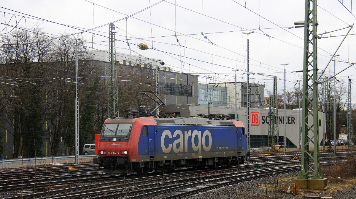 482 002-3 von SBB-Cargo rangiert in Aachen-West. 
Aufgenommen vom Bahnsteig in Aachen-West.
Bei Nieselregen am Mittag vom 20.2.2016.