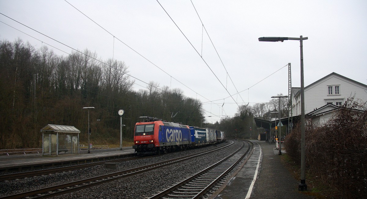 482 003-1 von der SBB Cargo kommt mit einem sehr langen Containerzug aus Antwerpen-Oorderen(B) nach Gallarate(I) aus Richutung Aachen-West,Aachen-Schanz,Aachen-Hbf,Aachen-Rothe-Erde,Stolberg-Hbf(Rheinland) und fährt durch Eschweiler-Hbf in Richtung Köln.
Aufgenommenvom Bahnsteig 1 in Eschweiler-Hbf. 
Am 28.3.2015.