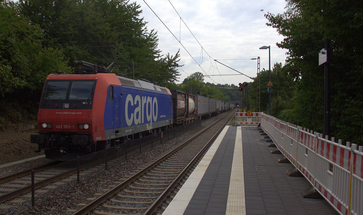 482 003-1 von SBB-Cargo  kommt mit einem Containerzug aus Gallarate(I) nach Antwerpen-Oorderen(B) und kommt aus Köln-Süd,Köln-West,Köln-Ehrenfeld,Kerpen,Horrem,Buir,Merzenich,Düren,Langerwehe,Eschweiler-Hbf,Stolberg-Hbf(Rheinland) und fährt durch Aachen-Eilendorf in Richtung Aachen-Rothe-Erde,Aachen-Hbf,Aachen-Schanz,Aachen-West. 
Aufgenommen vom Bahnsteig 2 in Aachen-Eilendorf. 
Bei Sommerwetter am Vormittag vom 23.7.2018.