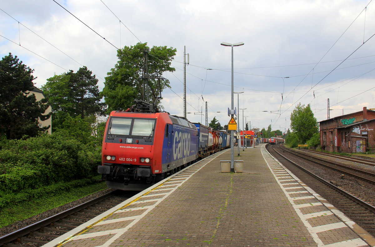 482 004-9 von SBB Cargo  kommt mit einem Containerzug aus Antwerpen-Oorderen(B) nach Gallarate(I) und kommt aus Richtung Aachen-West,Aachen-Schanz,Aachen-Hbf,Aachen-Rothe-Erde,Stolberg-Hbf(Rheinland)Eschweiler-Hbf,Langerwehe,Düren,Merzenich,Buir,Horrem,Kerpen-Köln-Ehrenfeld,Köln-West,Köln-Süd,Köln-Eifeltor,Hürth,Brühl,Sechtem,Bornheim und fährt durch Roisdorf bei Bornheim in Richtung Bonn-Hbf,Bad-Godesberg,Rolandseck,Remagen,Sinzig,Bad Breisig,Brohl-Lützing,Namedy,Andernach,Weißenthurm,Urmitz,Koblenz-Lützel,Koblenz-Hbf. Aufgenommen vom Bahnsteig in Roisdorf bei Bornheim.
Bei schönem Sonnenschein und Wolken am Nachmittag vom 1.5.2018.