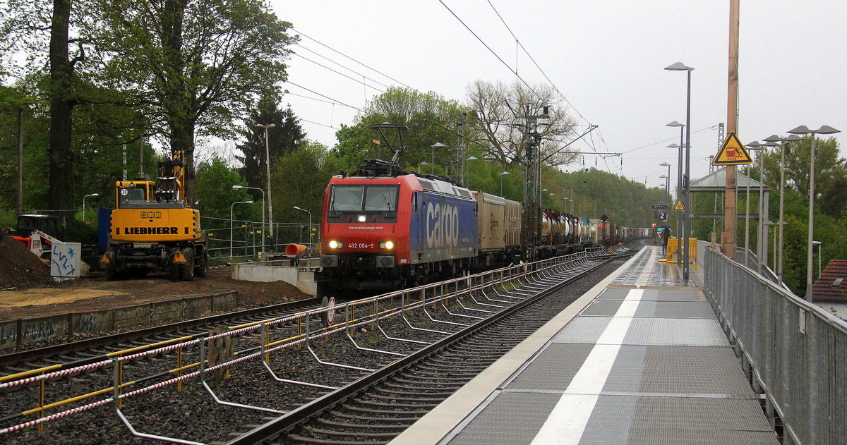 482 004-9 von SBB-Cargo kommt als Umleiter aus Richtung Aachen-West mit einem langen Containerzug aus Antwerpen-Oorderen(B) nach Gallarate(I) und fährt durch Kohlscheid in Richtung Herzogenrath,Neuss.
Aufgenommen von Bahnsteig 2 in Kohlscheid.
Am 25.4.2019. 