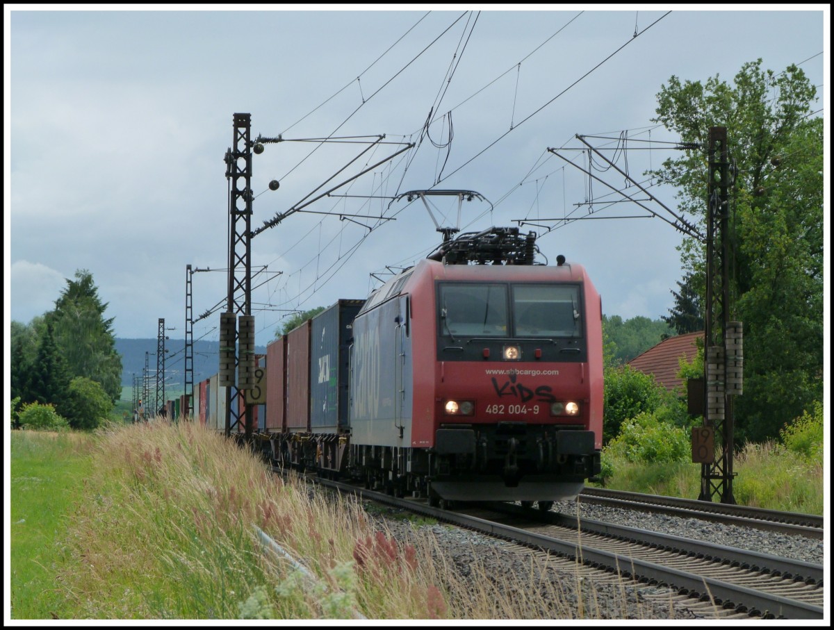 482 004  Kids  durchfährt am 28.6.2013 mit einem Containerzug das Maintal in Richtung Gemünden (Main).
Festgehalten bei Himmelstadt.  