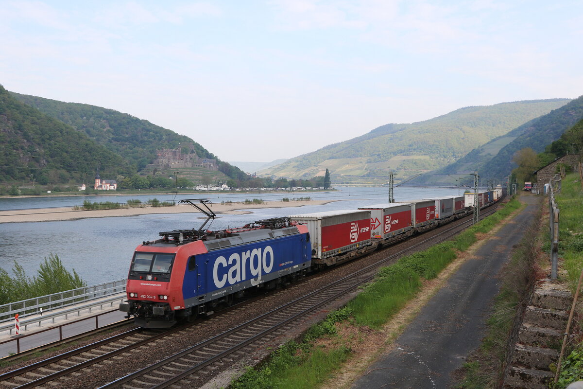 482 004 mit einem  KLV  am 3. Mai 2022 bei Assmannshausen.
