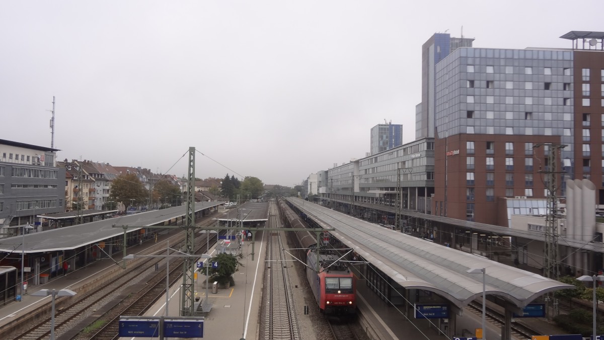 482 004 der SBB rauscht mit einem Gterzug sdwrts durch Freiburg Hbf. Oktober 2014. 