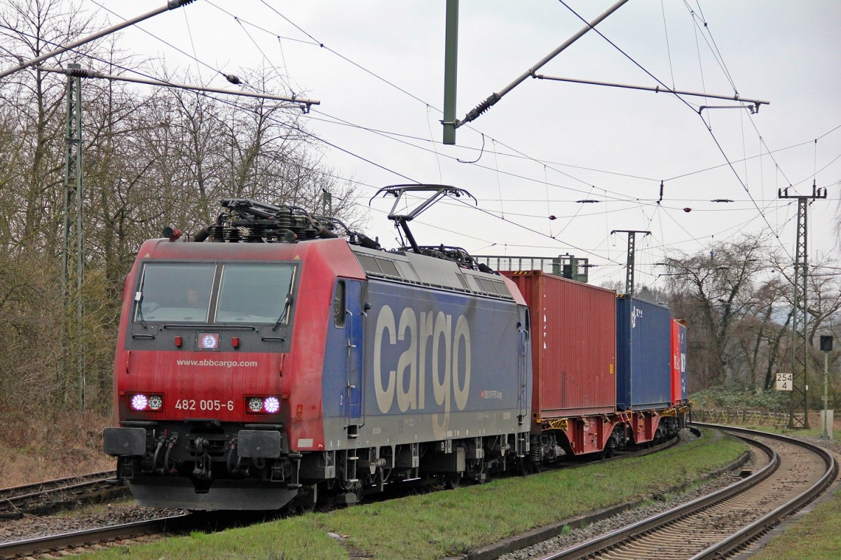 482 005-6 aus Richtung Bebra kommend bei der Durchfahrt in Baunatal-Guntershausen 26.03.2015