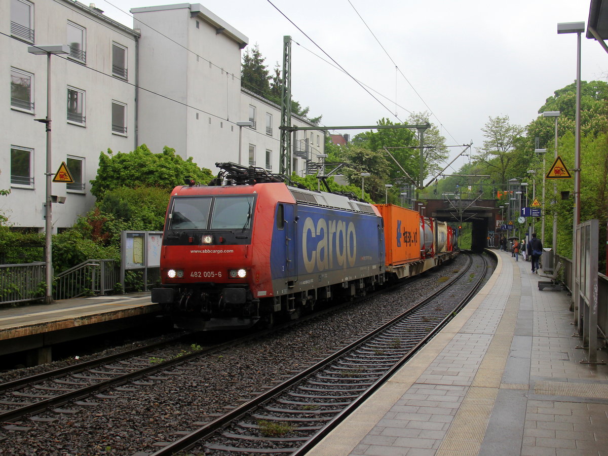 482 005-6 von SBB-Cargo  kommt aus Richtung Köln,Aachen-Hbf mit einem Containerzug aus Gallarate(I) nach Antwerpen-Oorderen(B) und fährt durch Aachen-Schanz in Richtung Aachen-West. 
Aufgenommen vom Bahnsteig von Aachen-Schanz. 
Bei Regenwetter am Morgen vom 10.5.2019.