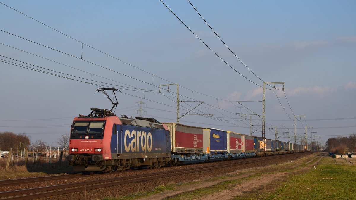 482 005 der SBB Cargo zieht einen KLV-Zug gen Westen über die Rhein-Main Bahn zwischen Weiterstadt und Klein-Gerau. Aufgenommen am 28.2.2019 16:56