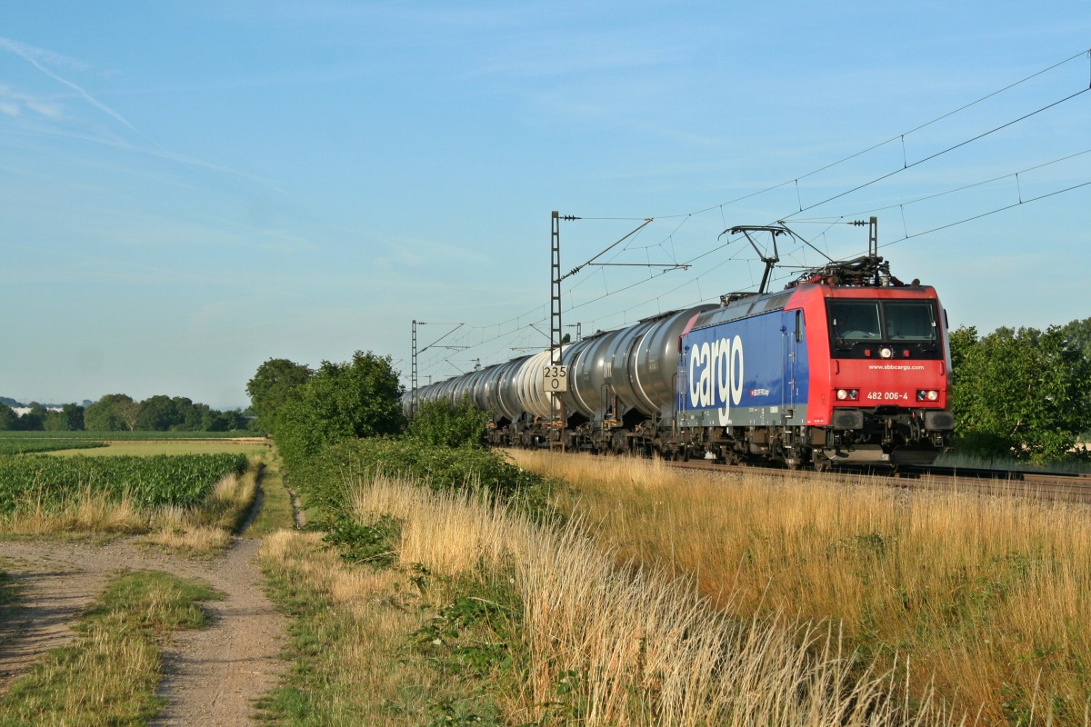 482 006-4 mit dem 41480 auf dem Weg nach Kehl am Morgen des 03.07.14 s�dlich von H�gelheim.