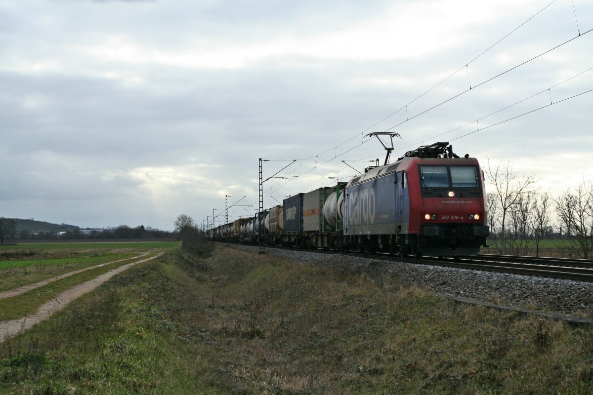 482 006-4 mit einem gemischten KLV-Zug gen Norden am Nachmittag des 03.01.14 bei Hgelheim.